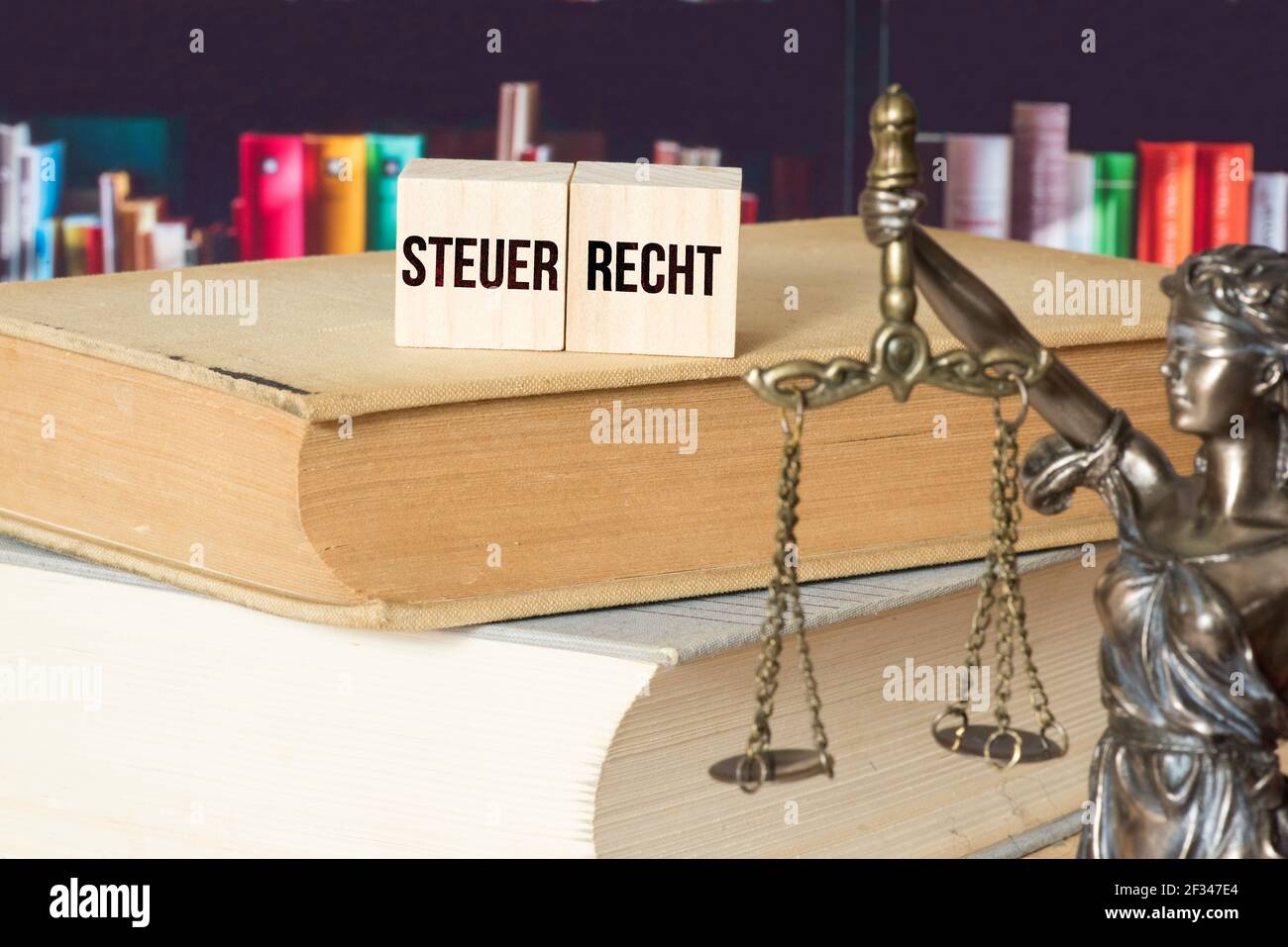 Justitia, code de droit et droit fiscal Banque D'Images