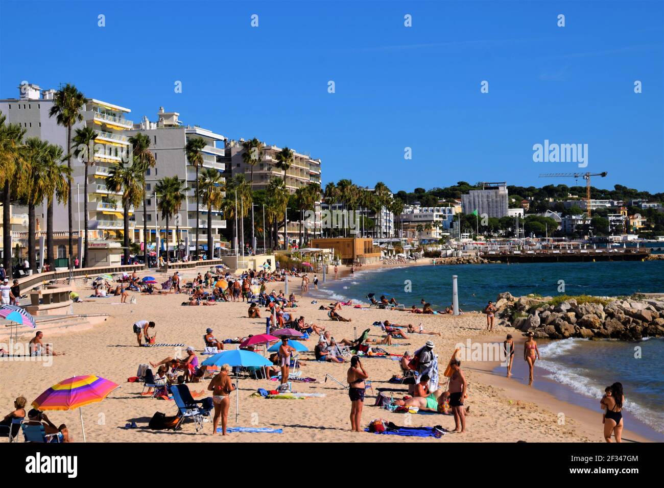 Juan les Pins, France. 3 octobre 2019. Plage animée à Juan les Pins, Sud de la France. Crédit : Vuk Valcic / Alamy Banque D'Images
