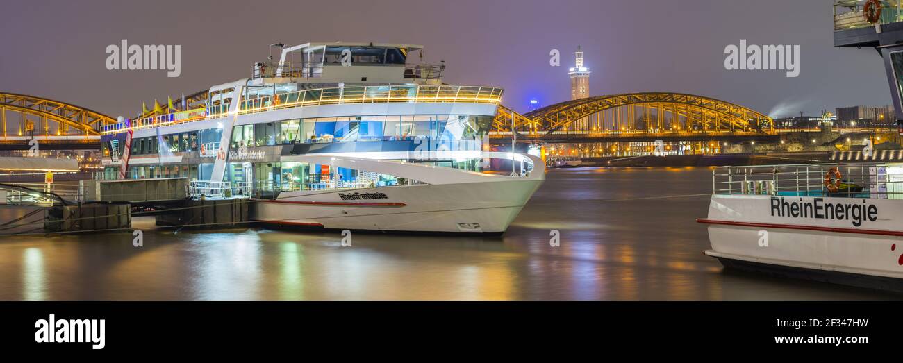 Géographie / voyage, Allemagne, Rhénanie-du-Nord-Westphalie, bateau d'excursion, étape d'atterrissage, Rive du Rhin, Hohenzollernbruecke (Hohenzo, liberté de panorama Banque D'Images
