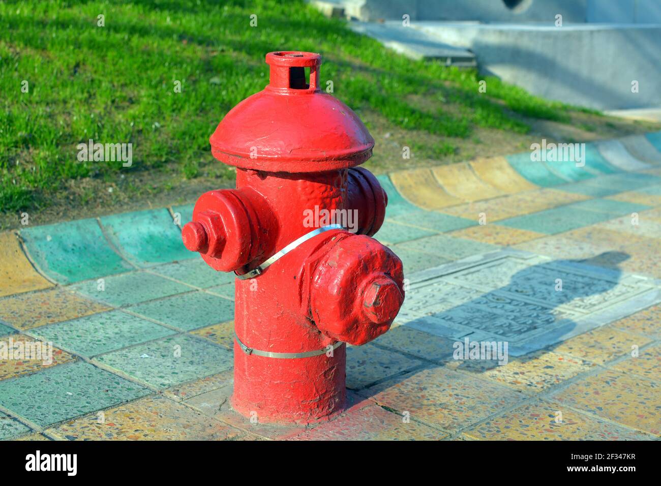 Feu rouge vif ou borne d'eau dans les rues de Shanghai près du petit pain. Banque D'Images