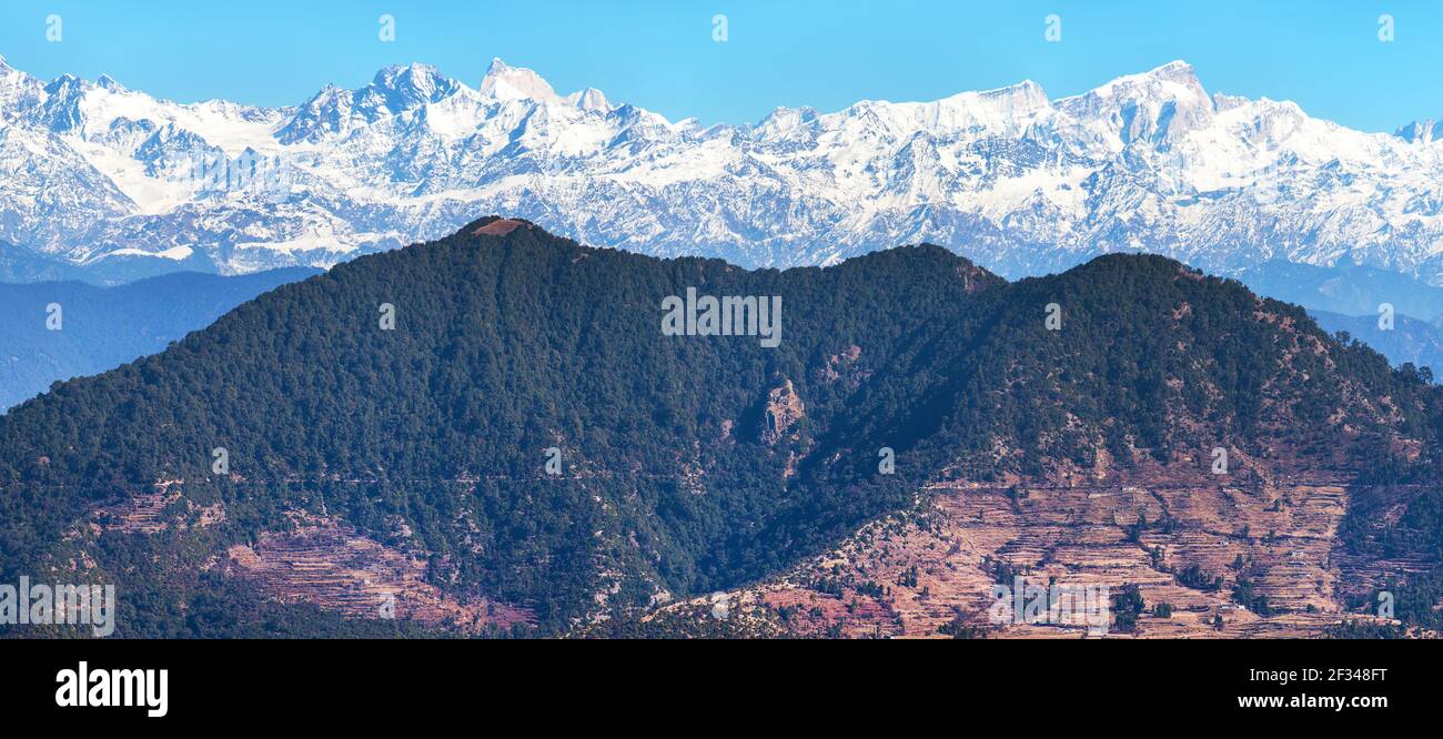 Himalaya, vue panoramique de l'Himalaya indien, grande chaîne himalayenne, Uttarakhand Inde, vue de Mussoorie Road Banque D'Images