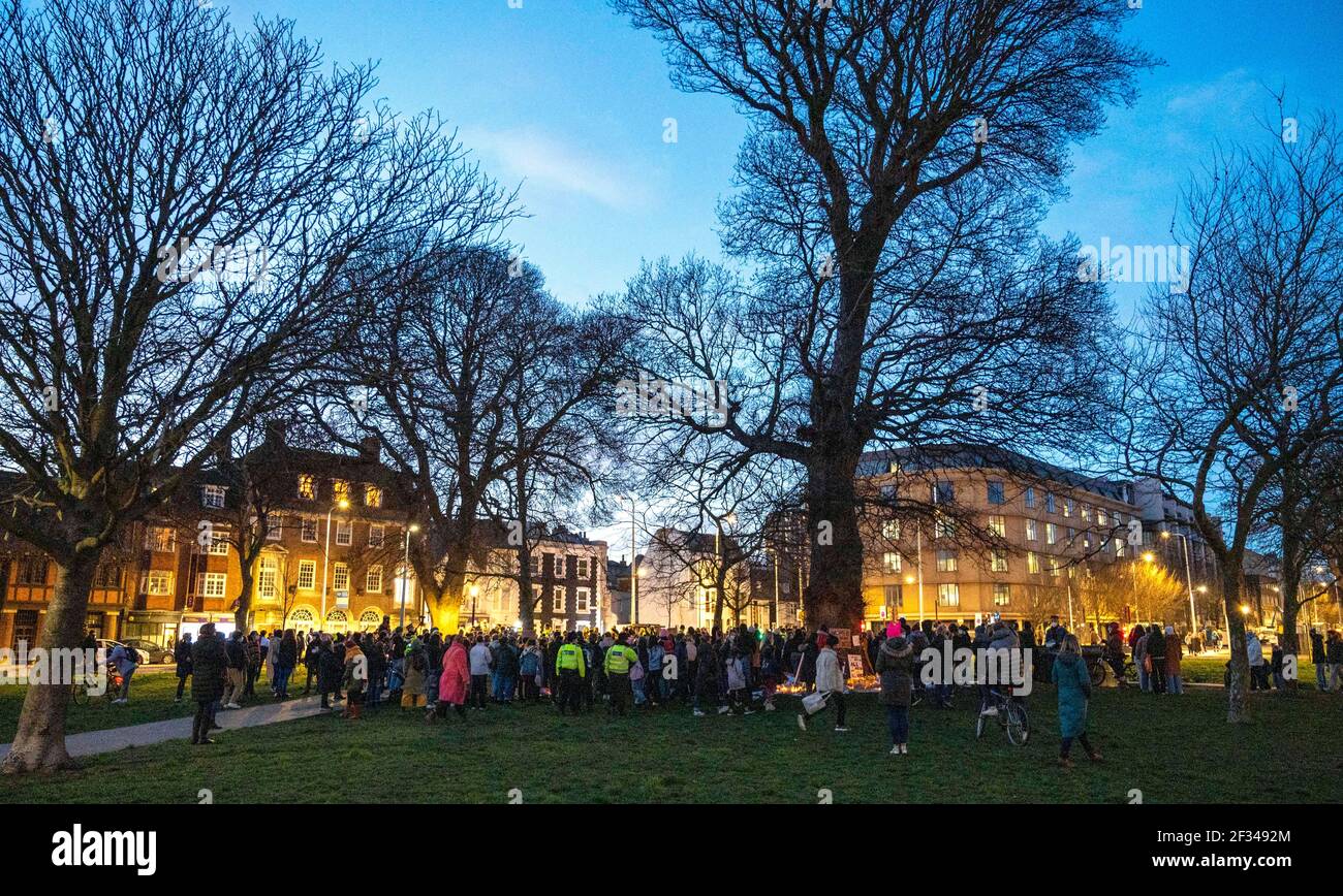 Brighton Royaume-Uni 13 mars 2021 - des centaines de personnes prennent part à une veillée aux chandelles pour le meurtre de la victime Sarah Everard à Brighton ce soir. Récupérer ces rues les manifestants se sont rassemblés dans les jardins de la vallée de Brighton pour prendre part à la veille avant que la police ne commence à les déplacer après environ une demi-heure : Credit Simon Dack / Alay Live News Banque D'Images