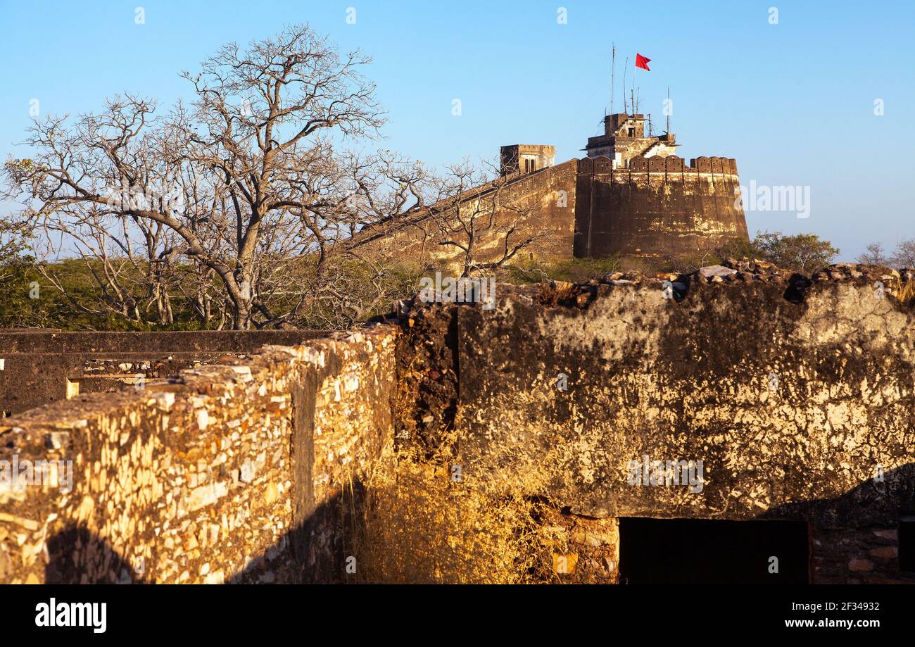 Détail de la partie supérieure du fort de Taragarh dans la ville de Bundi, forteresse médiévale typique au Rajasthan, Inde Banque D'Images