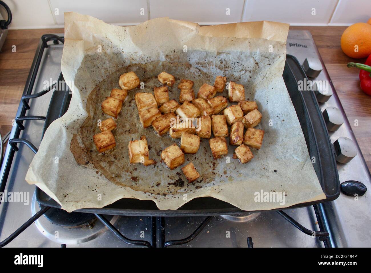 tofu cuit au four sur du papier de cuisson sur la plaque de cuisson Banque D'Images