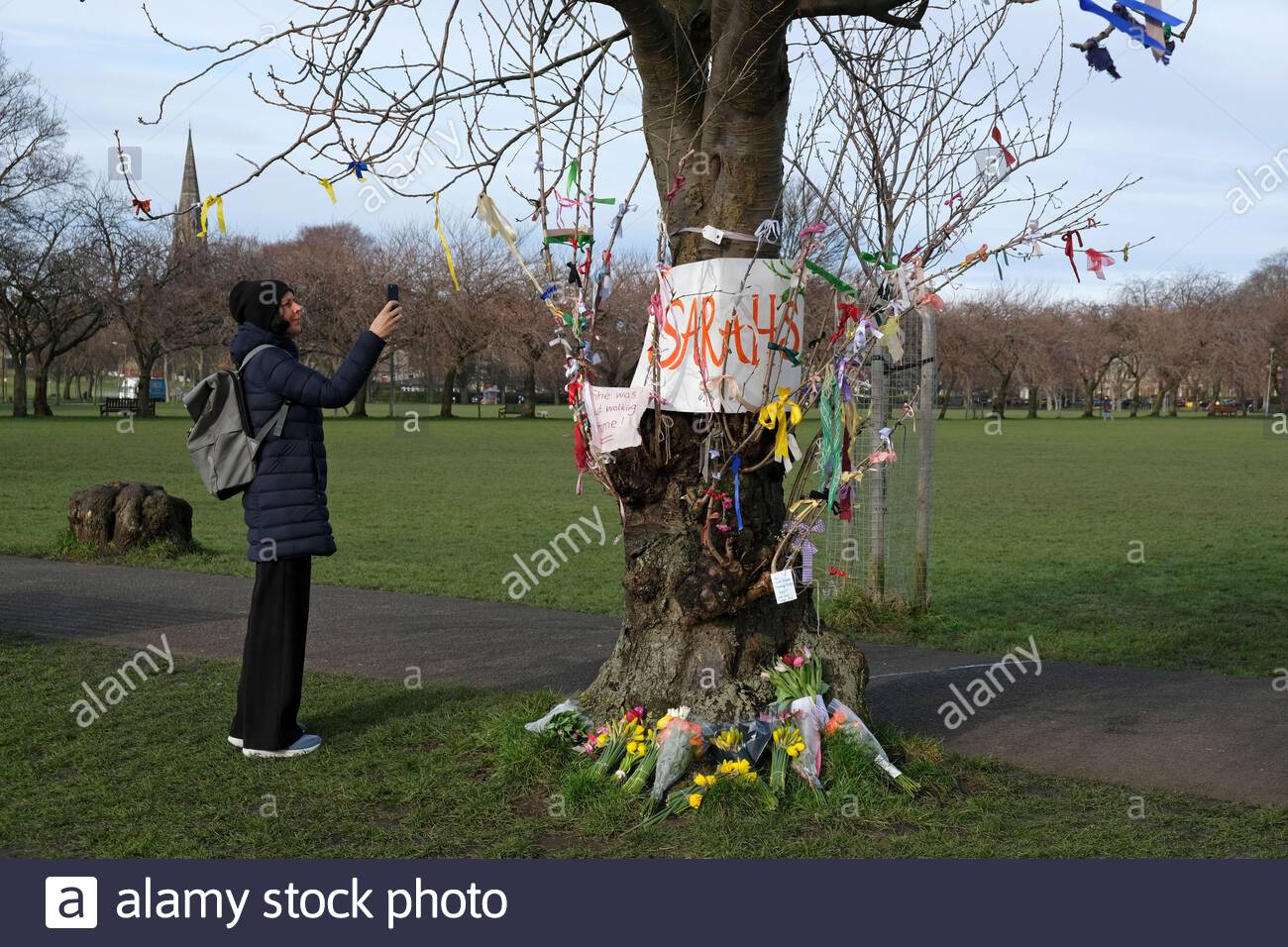 Édimbourg, Écosse, Royaume-Uni. 15 mars 2021. Sarah Everard Memorial créée hier aux Meadows avec des rubans et des messages entourant un vieux arbre. Crédit : Craig Brown/Alay Live News Banque D'Images