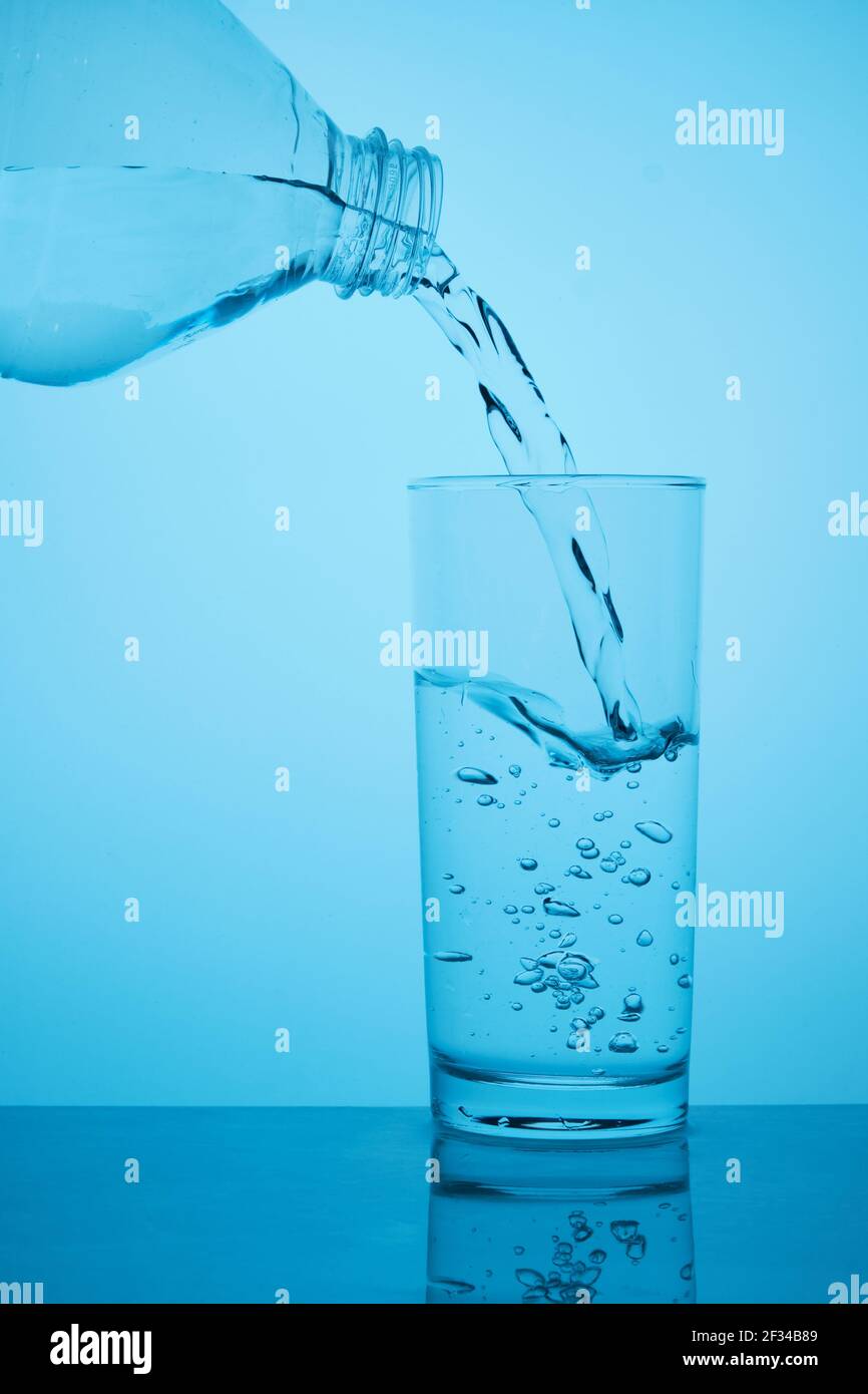 De l'eau pure coule jusqu'au verre Banque D'Images