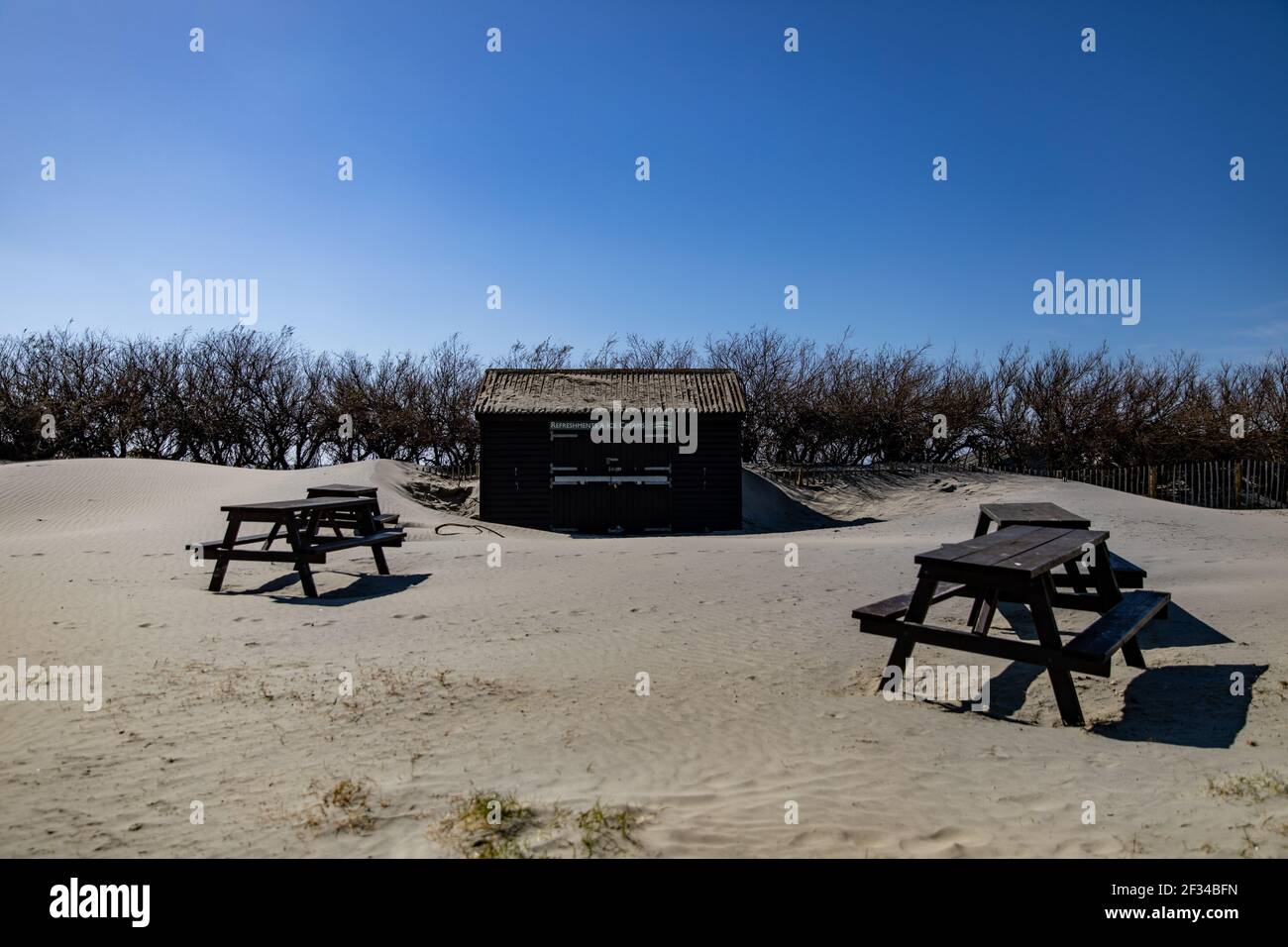 Une cabine fermée de rafraîchissements et de glaces sur la plage de West Wittering tandis que le parking est forcé de fermer après que des milliers de personnes se sont présenté le samedi. Pendant Banque D'Images