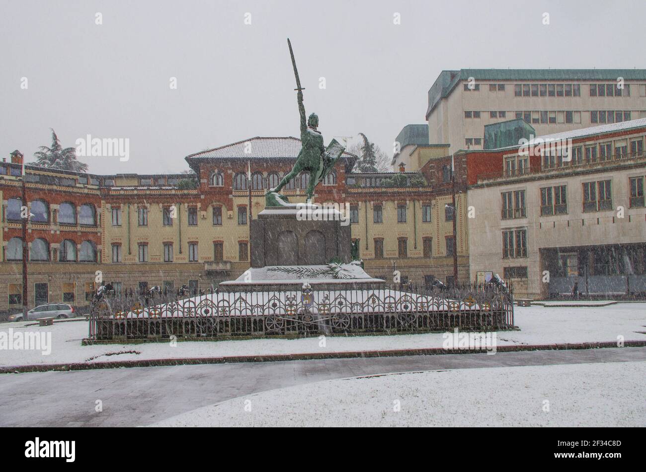 Statue en bronze d'un symbole guerrier médiéval de l'indépendance italienne en hiver. legnano, ville métropolitaine de Milan, Lombardie, Italie. Banque D'Images