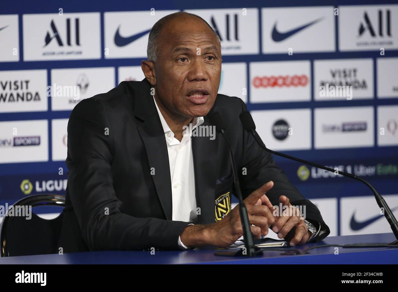 L'entraîneur du FC Nantes Antoine Kombouare répond aux médias lors de la  conférence de presse post-match à la suite du championnat français Ligue 1  match de football entre Paris Saint-Germain et FC