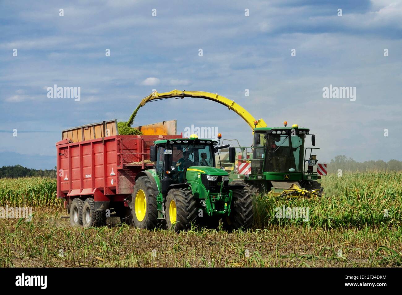 Moissonneuse-batteuse à remorque John Deere au travail Allemagne Banque D'Images