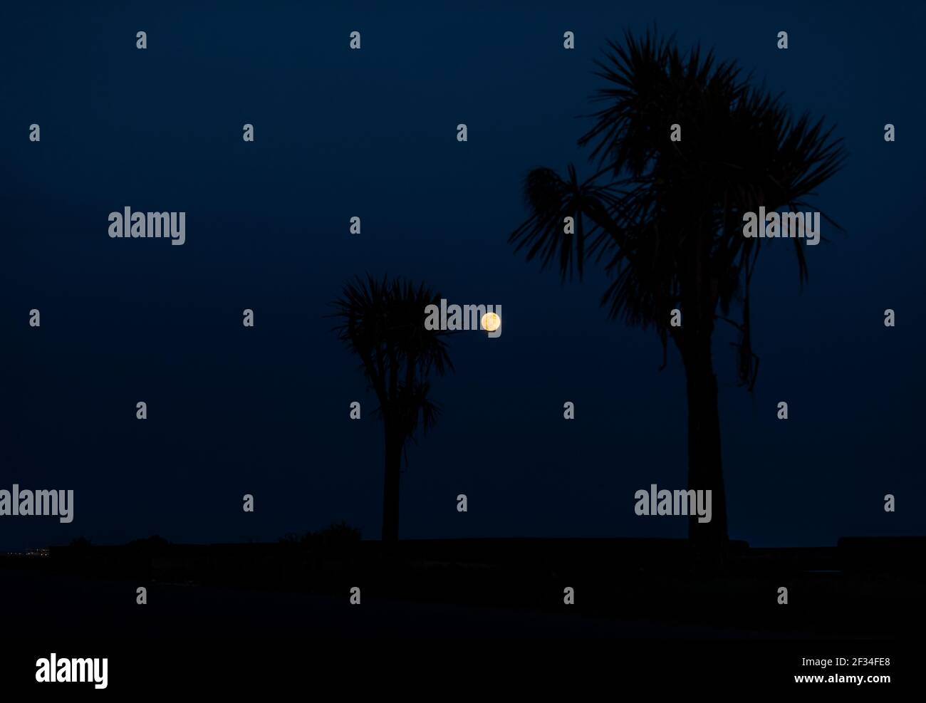 'Super Pink Moon' s'élève ce soir sur la promenade de Worthing, la plus grande pleine lune de 2020 Banque D'Images