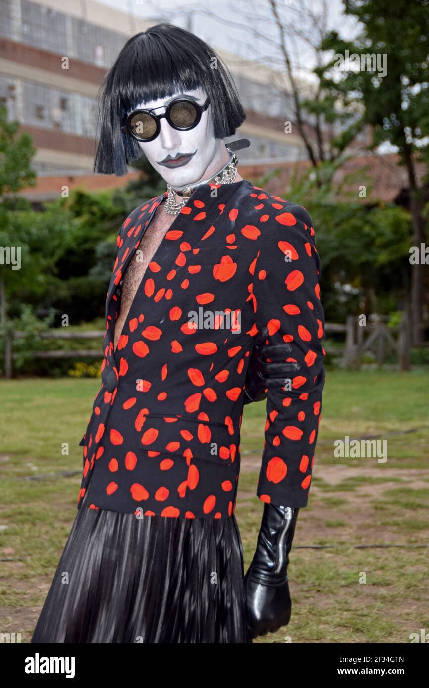 Homme habillé en femme Banque de photographies et d’images à haute résolution Alamy