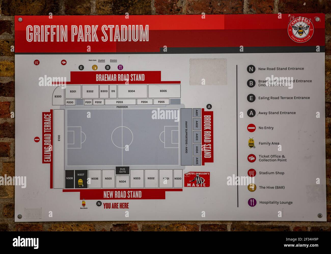 Vue générale de l'extérieur de Brentford FC Ground à Griffin Park. Cela aurait été la dernière ligue contre Barnsley après le report Banque D'Images