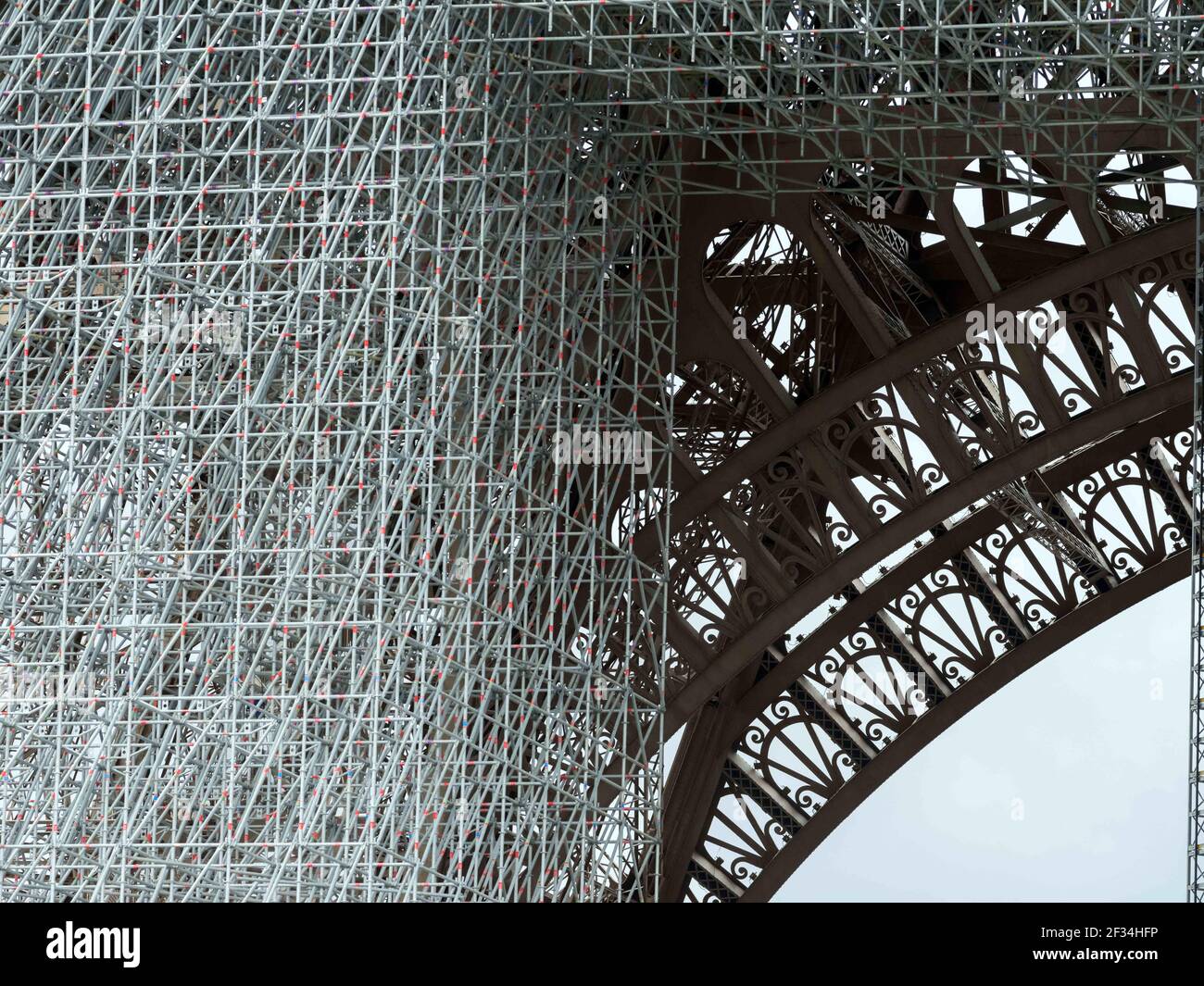 Vue sur l'échafaudage érigé pour la rénovation de la tour Eiffel le 14 mars 2021 à Paris, France. La Tour Eiffel a entrepris la plus vaste refonte de son histoire de 130 ans pour être au top des Jeux Olympiques de Paris en 2024, notamment avec un travail de peinture lui donnant une teinte d'or. Non seulement les couches des 19 couches de peinture précédentes seront supprimées, mais l'icône de Paris perdra également la signature 'Tour Eiffel marron' qu'elle a porté depuis 1968. C'est la 20e campagne de peinture depuis la construction initiale du monument en 1887, en moyenne une fois tous les sept ans. Banque D'Images