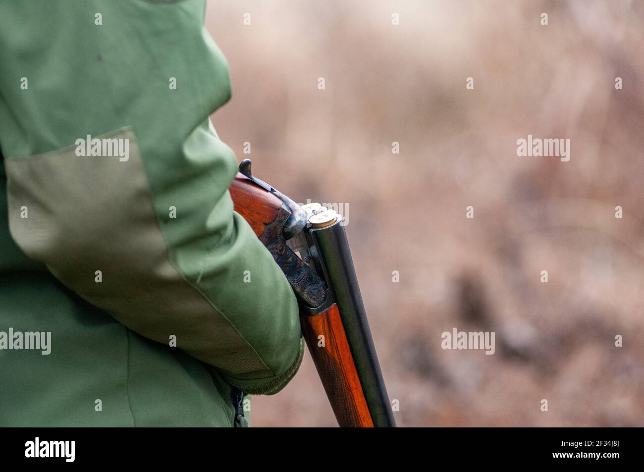 Gros plan d'un pistolet déchargé tenu par un chasseur. Copier l'espace Banque D'Images