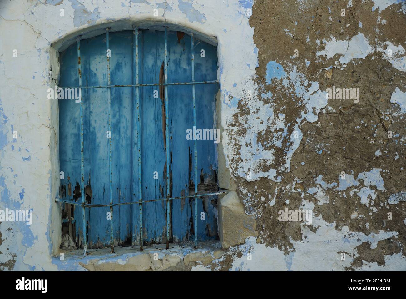 Volets de fenêtre en bois bleu qui sont en rotation avec un métal calandre à l'avant Banque D'Images