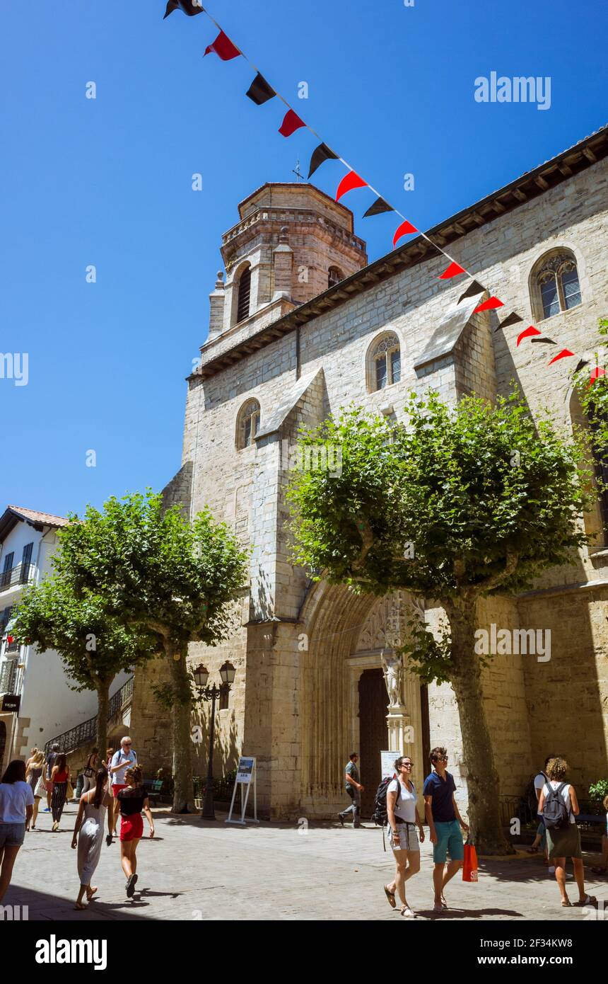 Saint Jean de Luz, pays basque français, France - 19 juillet 2019 : les gens marchent devant l'église Saint Jean-Baptiste dans le centre historique de Sai Banque D'Images