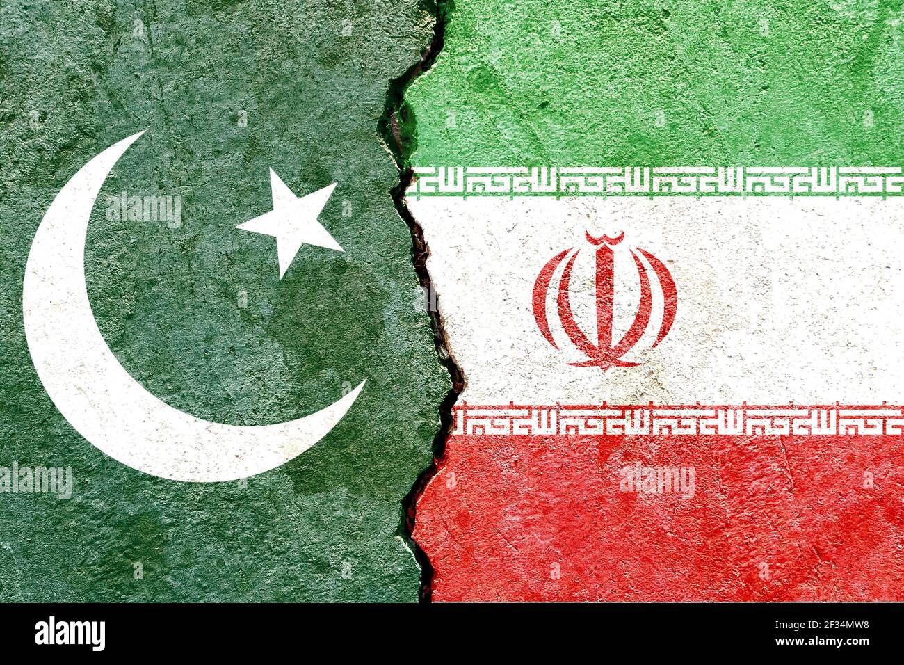 Un recouvrement des drapeaux pakistanais et iraniens sur un fond de mur abîmé. Pakistan contre Iran Banque D'Images