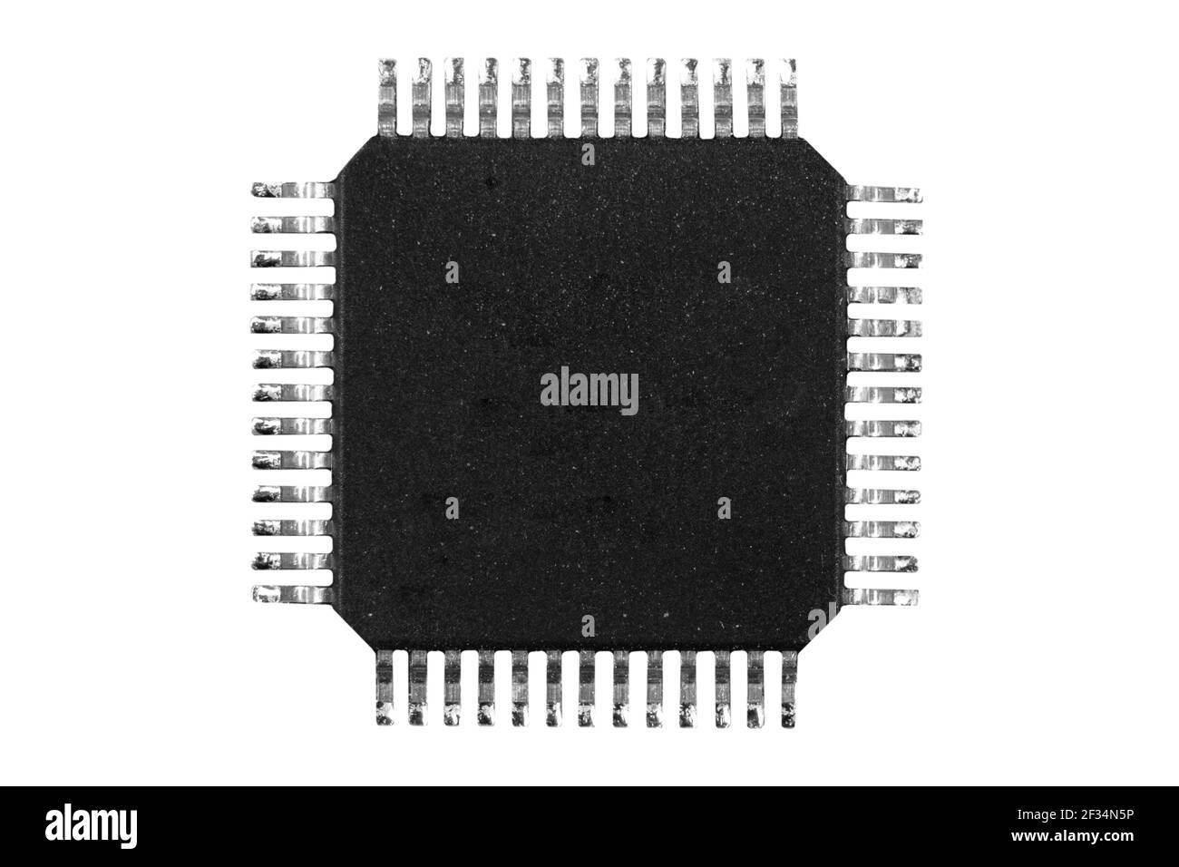 Micropuce macro isolée sur fond blanc. Technologie du matériel informatique. Processeur de communication intégré isolé sur blanc. Informations e Banque D'Images
