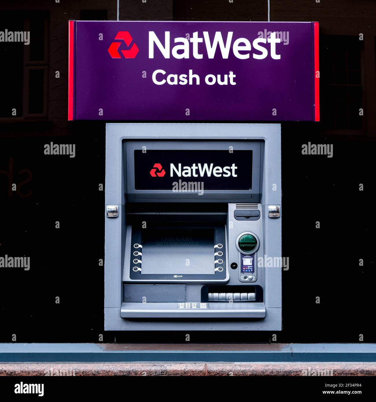 Londres, Royaume-Uni, mars 15 2021, NatWest Cash point distributeur automatique de billets sans personne Banque D'Images