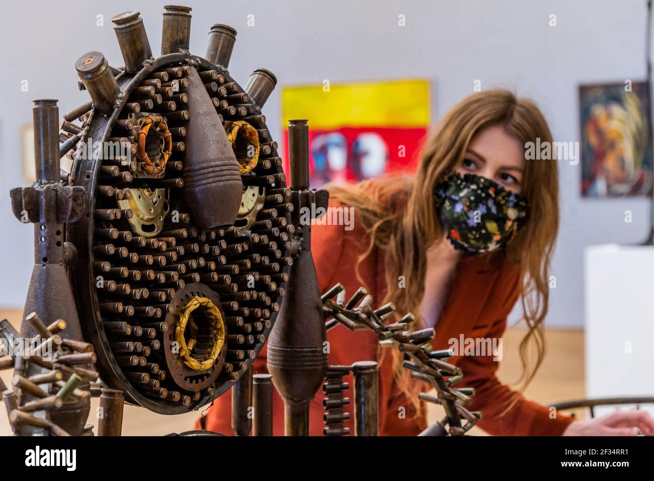 Londres, Royaume-Uni. 15 mars 2021. Gonçalo Mabla, Throne, est £ 3,000 - 5,000 - Aperçu de la vente d'art moderne et contemporain africain de Bonhams à Bonhams New Bond Street. La vente elle-même aura lieu le mercredi 17 mars. Crédit : Guy Bell/Alay Live News Banque D'Images