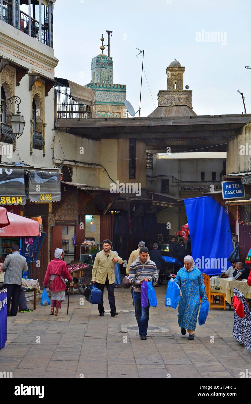 Fez, Maroc - 20 novembre 2014 : des gens non identifiés magasinent dans le souk de la médina Banque D'Images