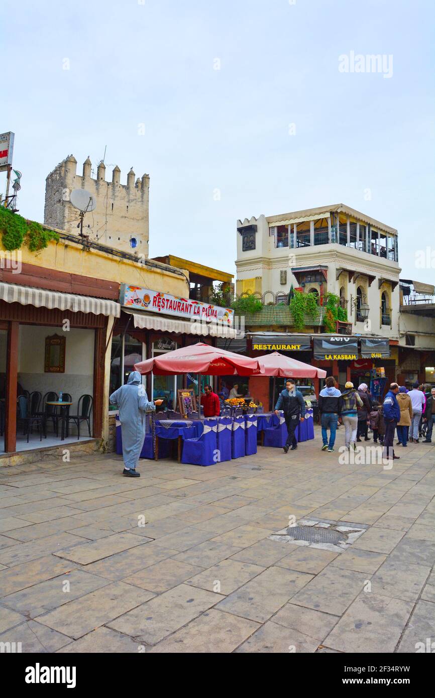 Fez, Maroc - 20 novembre 2014 : des gens non identifiés, des restaurants et des boutiques dans le souk de la médina Banque D'Images