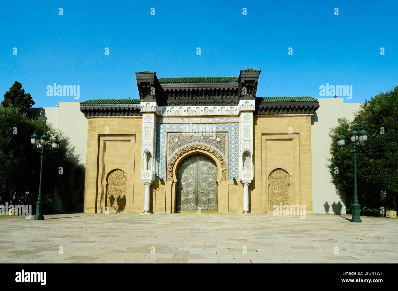 Maroc, entrée au palais des rois avec décorations et porte en ciselage Banque D'Images