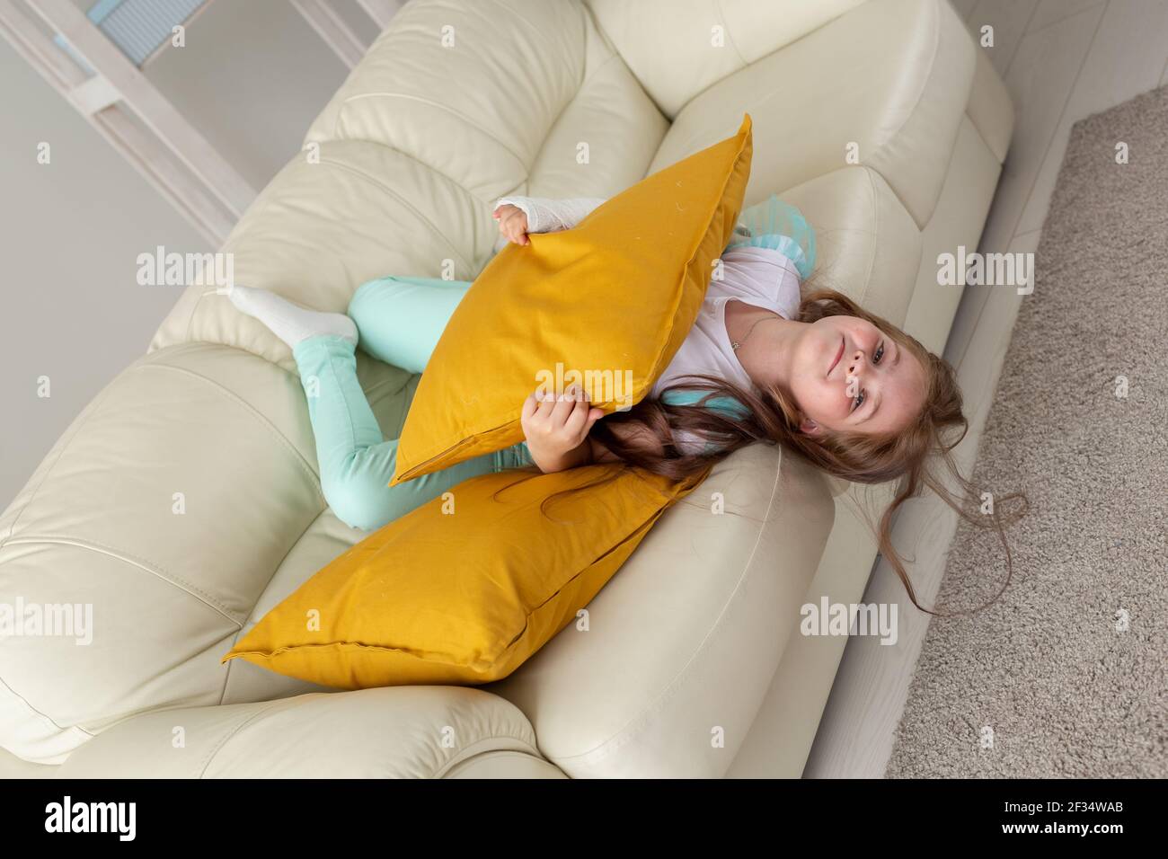 Enfant avec un casting sur un poignet cassé ou bras souriant et s'amusant  sur un canapé. Attitude positive, récupération et concept enfant Photo  Stock - Alamy