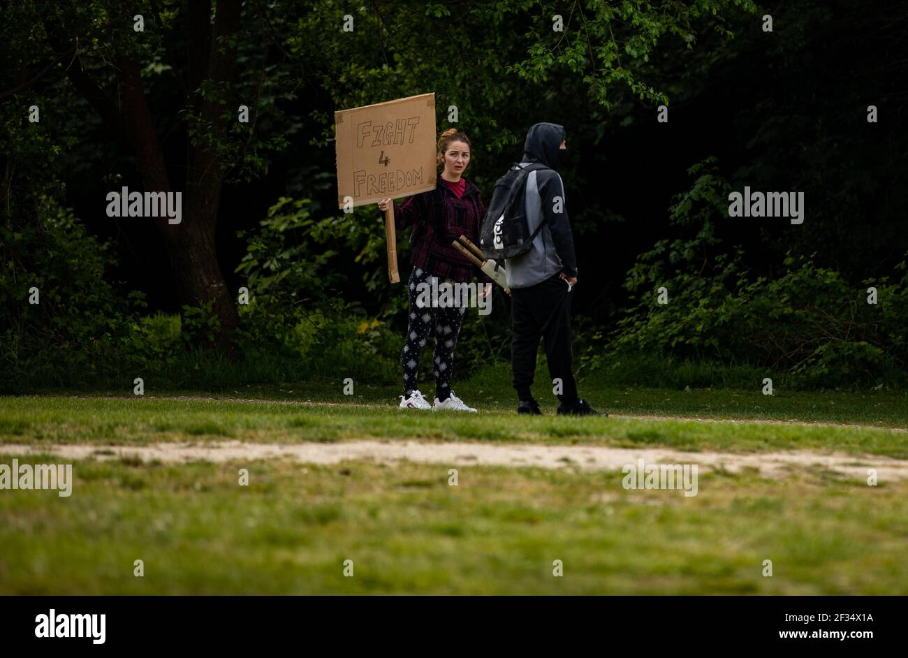 Quelques manifestants se réunissent sur Southampton Common avec l'introduction de mesures pour faire sortir le pays de son isolement Banque D'Images