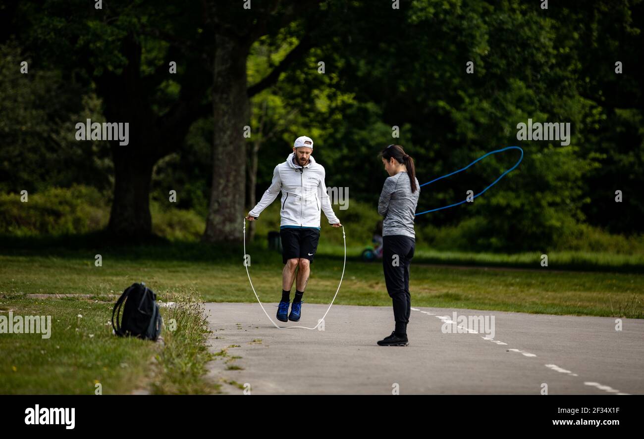 Personnes s'exerçant sur Southampton Common avec l'introduction de mesures pour sortir le pays de l'isolement Banque D'Images