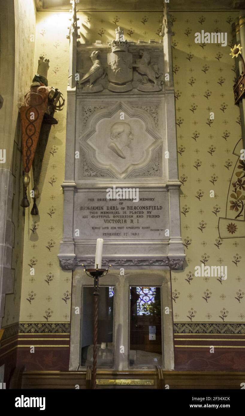 HIGH WYCOMBE, ROYAUME-UNI - 07 avril 2018 : le mémorial Disraeli placé par la reine Victoria à St Michael et l'église All Angels à Hughenden Banque D'Images
