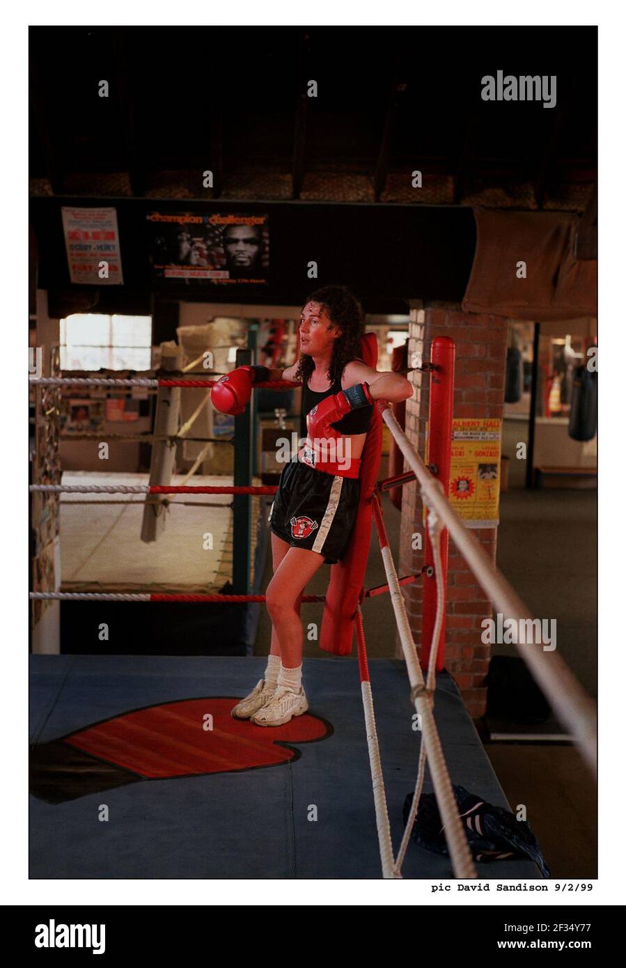 Le boxeur Jane Couch s'entraîne à Bristol en préparation à son combat le samedi. Banque D'Images