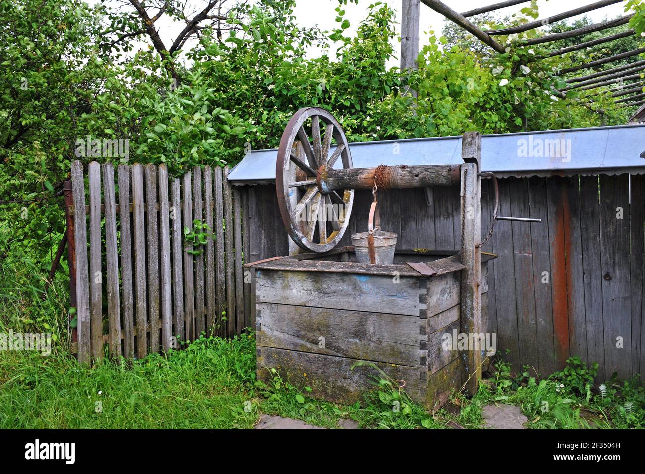 Dessinez bien dans un petit village du comté de Neamț, en Roumanie Banque D'Images