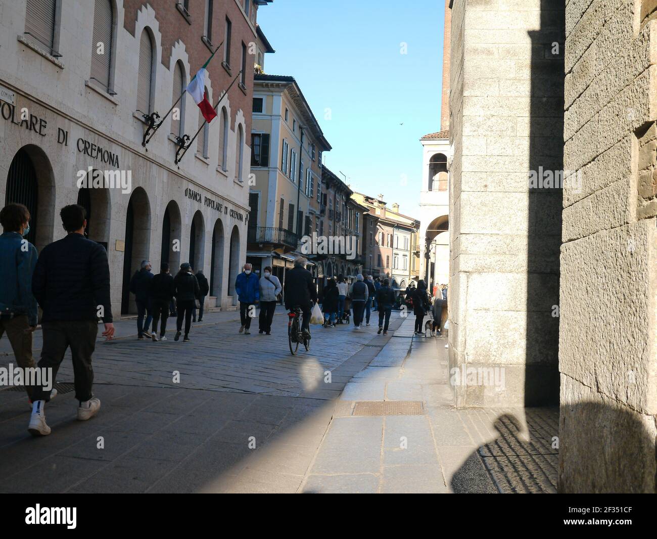 CREMONA, ITALIE - 14 mars 2021: Les jeunes se rassemblent à l'extérieur des bars car il n'est pas permis de boire à l'intérieur ou à l'extérieur comme c'est contre les dernières règles de Covid-19 Banque D'Images