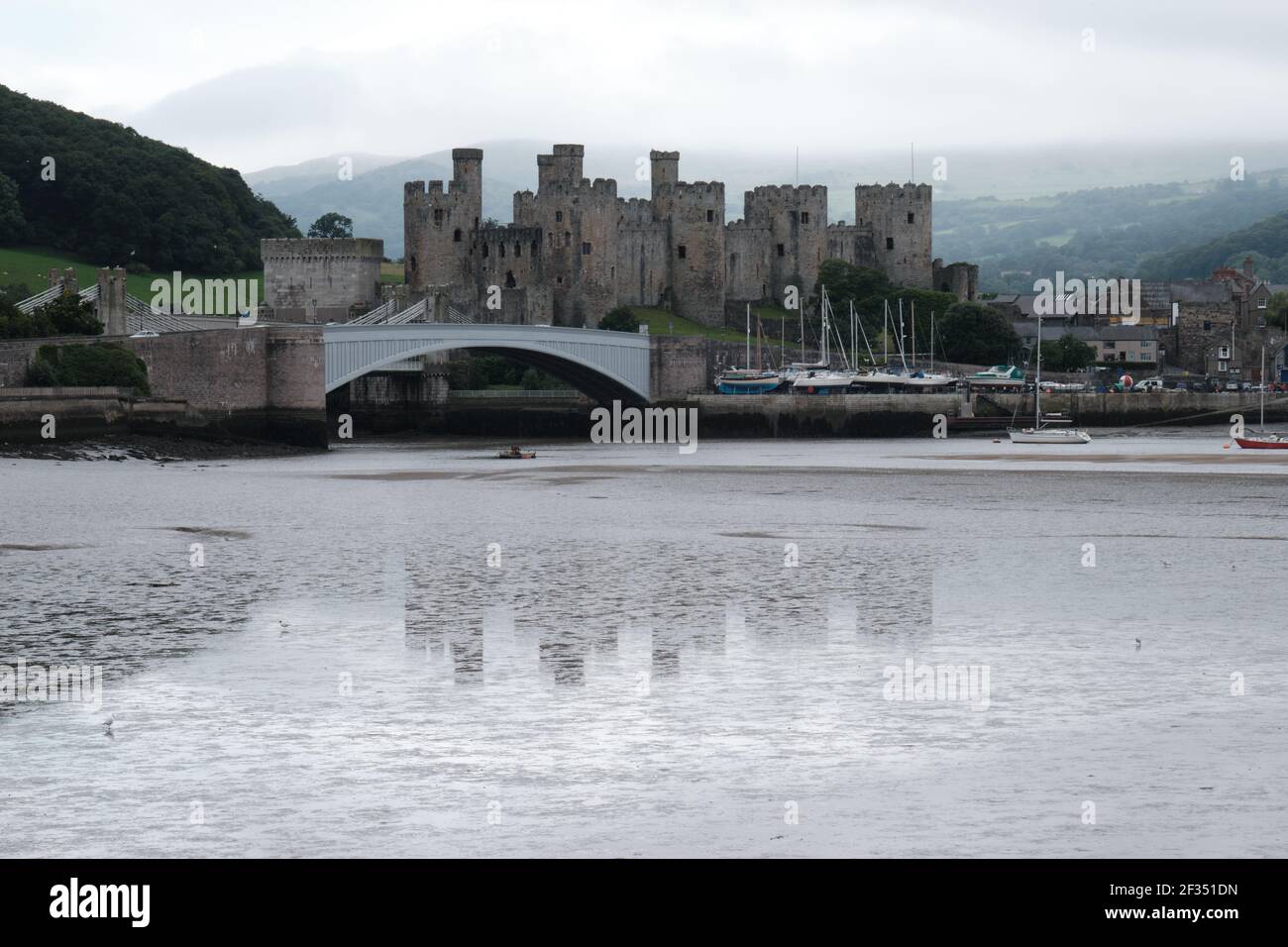 La forme de couvaison du château de Conway, au nord du pays de Galles, sort de la brume pour protéger le passage de la rivière. Banque D'Images