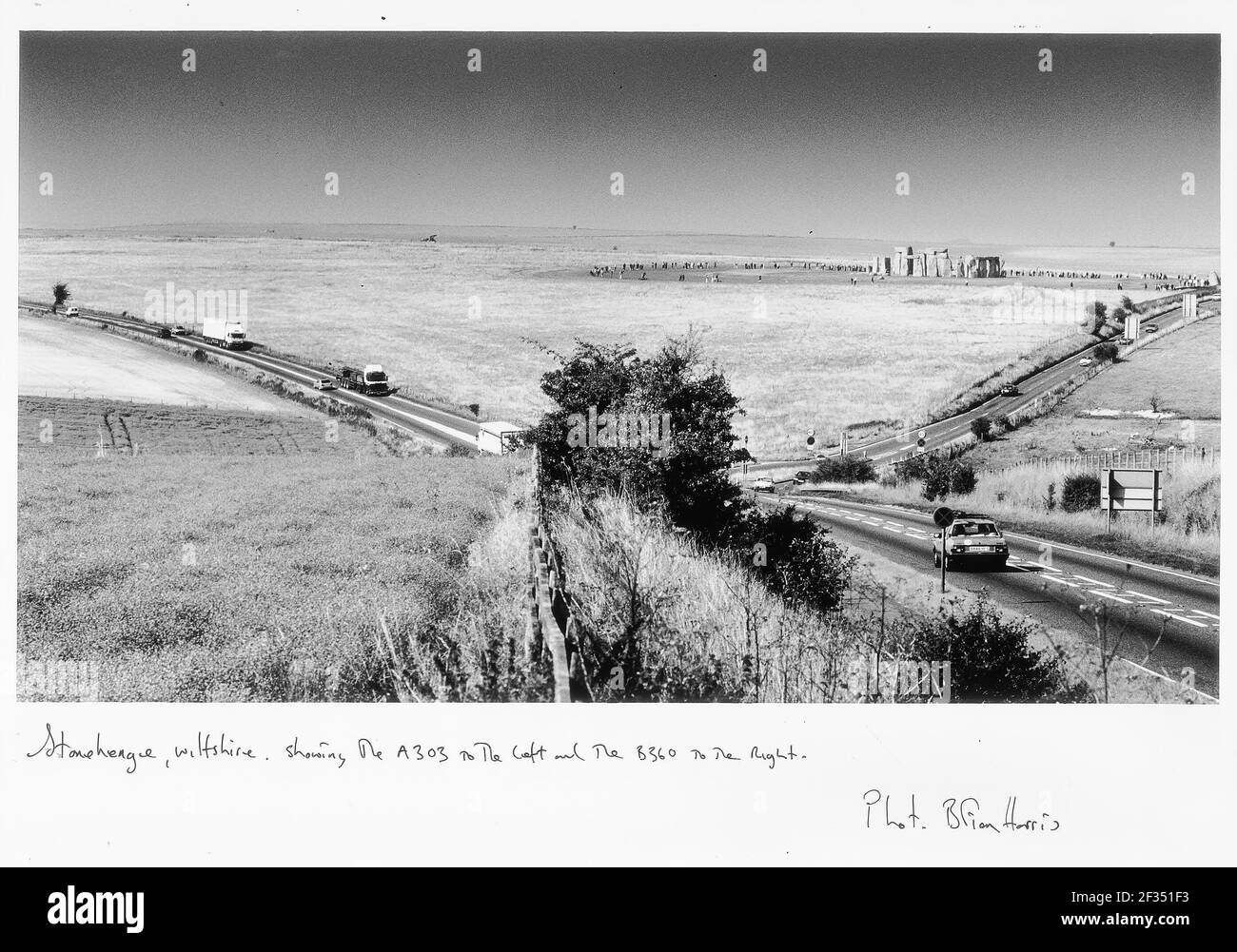 Stonehenge dans le Wiltshire avec la route A303 la plus proche et la B360 à droite Banque D'Images