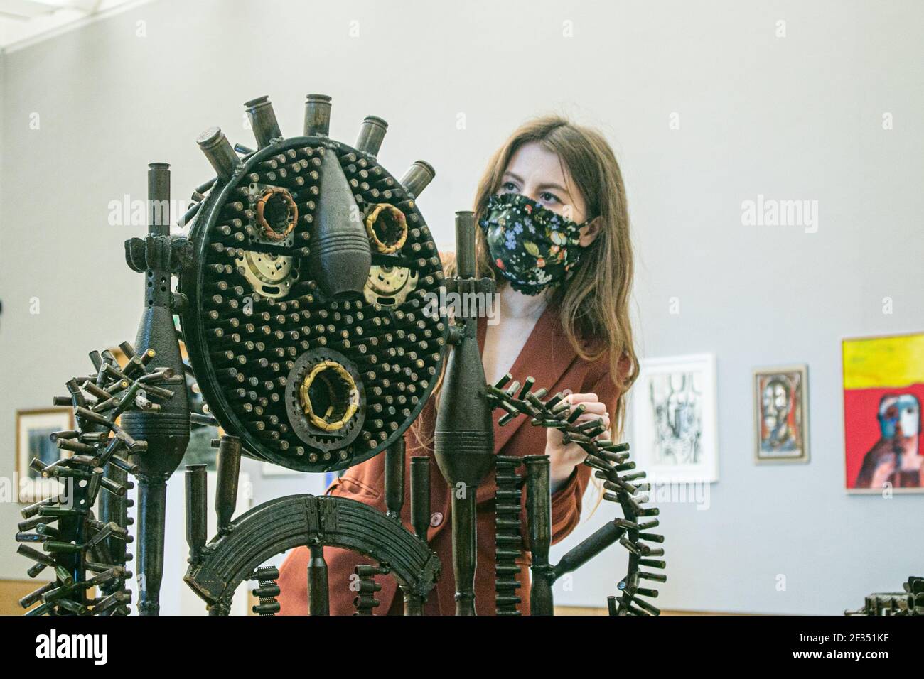 BONHAMS: NEW BOND STREET, LONDRES, ROYAUME-UNI 15 MARS 2021. Gonçalo Mabla, Throne, est £ 3,000 - 5,000 - Aperçu de la vente d'art moderne et contemporain africain de Bonhams à Bonhams New Bond Street. La vente elle-même aura lieu le mercredi 17 mars. . Credit amer ghazzal/Alamy Live News Banque D'Images