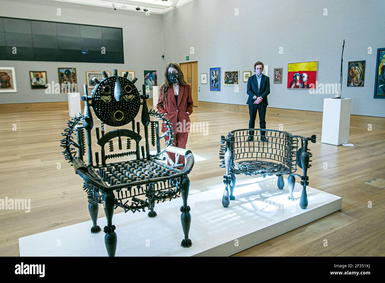 BONHAMS: NEW BOND STREET, LONDRES, ROYAUME-UNI 15 MARS 2021. Gonçalo Mabla, Throne, est £ 3,000 - 5,000 - Aperçu de la vente d'art moderne et contemporain africain de Bonhams à Bonhams New Bond Street. La vente elle-même aura lieu le mercredi 17 mars. . Credit amer ghazzal/Alamy Live News Banque D'Images