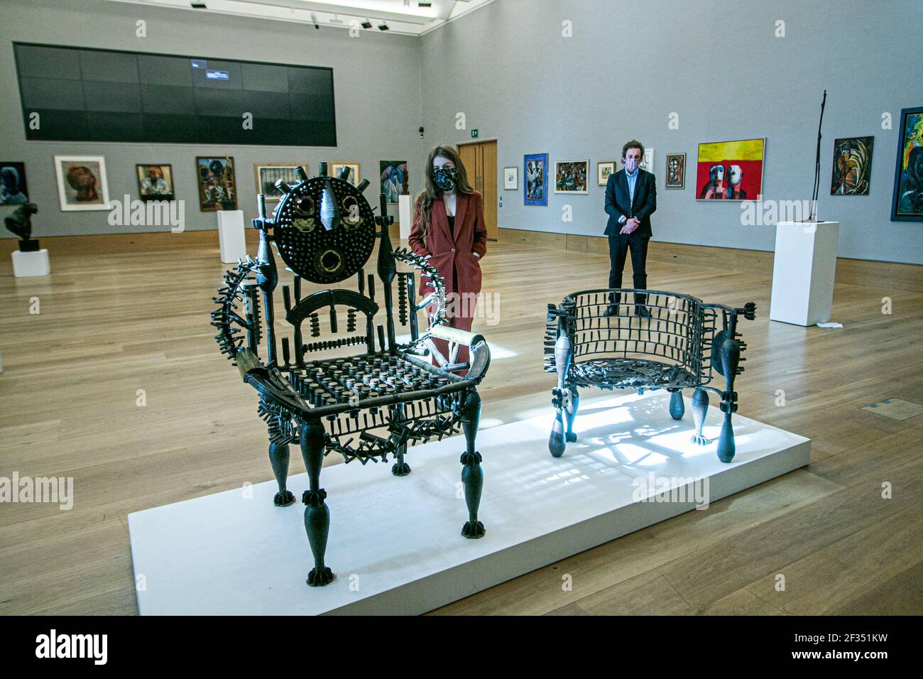 BONHAMS: NEW BOND STREET, LONDRES, ROYAUME-UNI 15 MARS 2021. Gonçalo Mabla, Throne, est £ 3,000 - 5,000 - Aperçu de la vente d'art moderne et contemporain africain de Bonhams à Bonhams New Bond Street. La vente elle-même aura lieu le mercredi 17 mars. . Credit amer ghazzal/Alamy Live News Banque D'Images