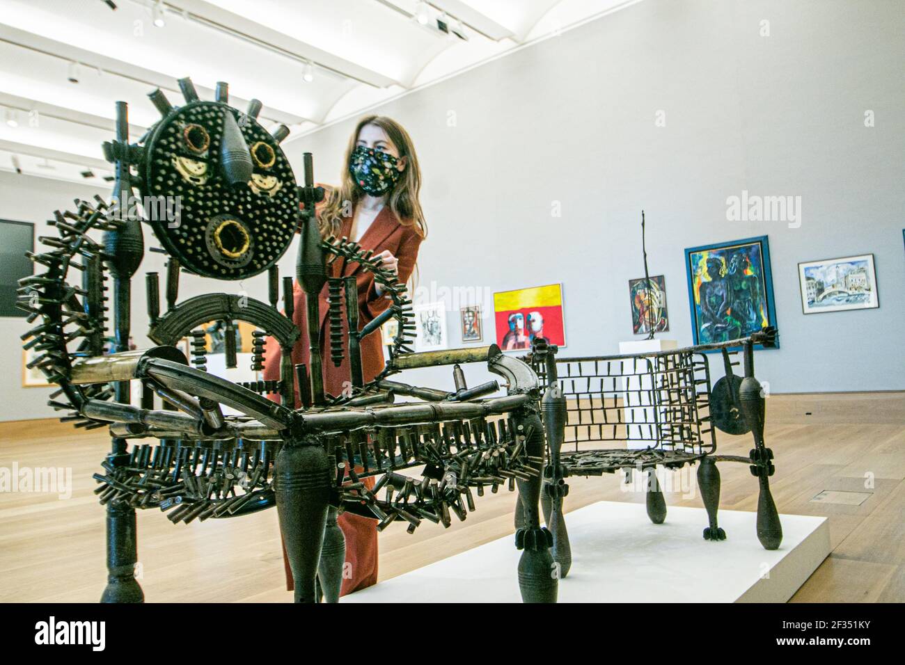BONHAMS: NEW BOND STREET, LONDRES, ROYAUME-UNI 15 MARS 2021. Gonçalo Mabla, Throne, est £ 3,000 - 5,000 - Aperçu de la vente d'art moderne et contemporain africain de Bonhams à Bonhams New Bond Street. La vente elle-même aura lieu le mercredi 17 mars. . Credit amer ghazzal/Alamy Live News Banque D'Images