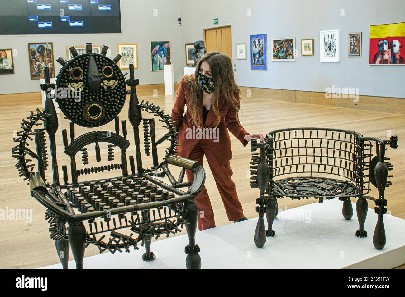 BONHAMS: NEW BOND STREET, LONDRES, ROYAUME-UNI 15 MARS 2021. Gonçalo Mabla, Throne, est £ 3,000 - 5,000 - Aperçu de la vente d'art moderne et contemporain africain de Bonhams à Bonhams New Bond Street. La vente elle-même aura lieu le mercredi 17 mars. . Credit amer ghazzal/Alamy Live News Banque D'Images
