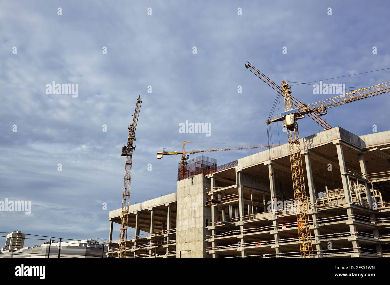 Grues de tour construire une maison. Bâtiment en béton en construction. Chantier. Banque D'Images