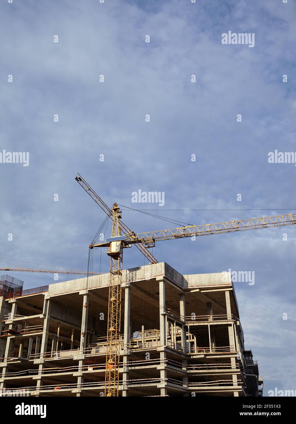 Tour grue construire une maison. Bâtiment en béton en construction. Chantier. Banque D'Images