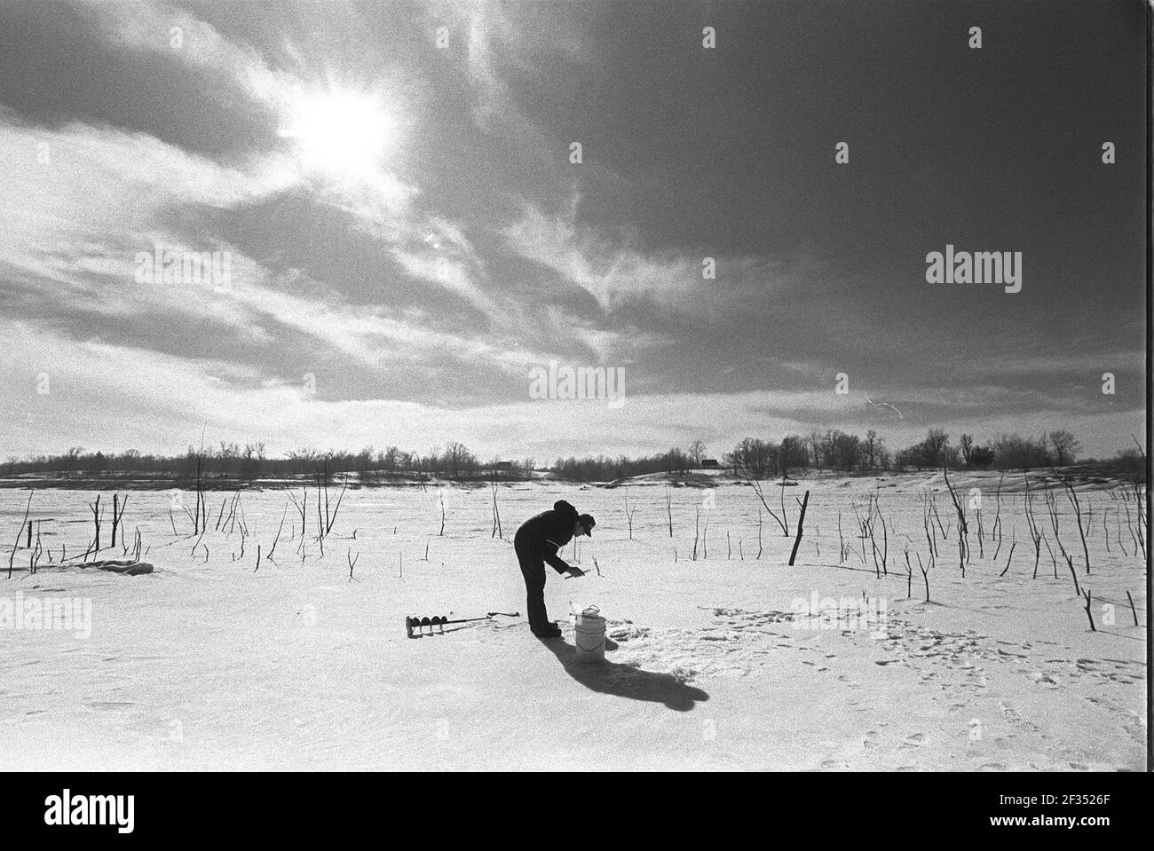 Bill Toms de Johnston Iowa Ice Fishing for Craples on Le lac Big Creek - au nord de des Moines - Qui est actuellement gelé - la glace est de 20 pouces Epais Banque D'Images