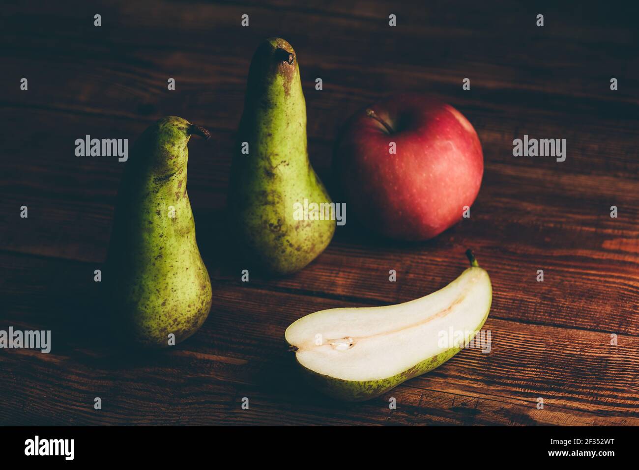 STILL Life with Conference Pears et Red Apple Banque D'Images
