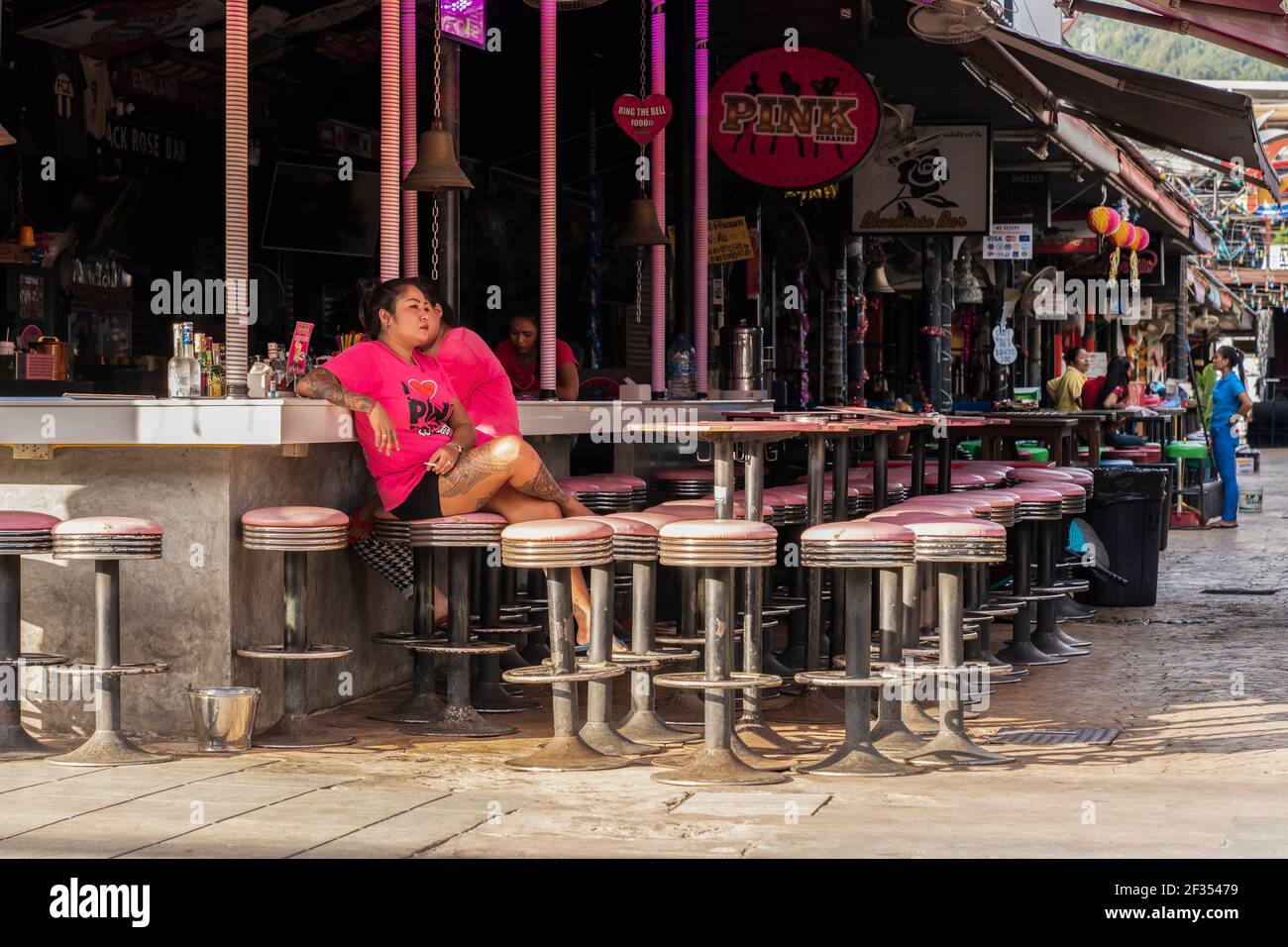Une fille asiatique, une serveuse à une discothèque en Thaïlande, fume dans un établissement vide, il n'y a pas de clients et de visiteurs. thaïlande, Phuket, Decembe Banque D'Images