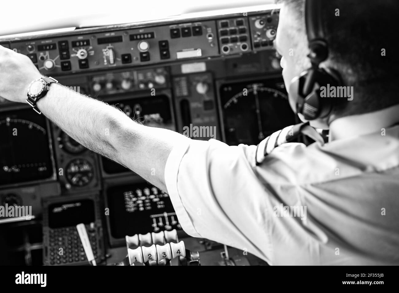 JOHANNESBURG, AFRIQUE DU SUD - 13 mars 2021: Johannesburg, Afrique du Sud - 08 2012 mai: À l'épaule d'un pilote indien dans un cockpit géant Banque D'Images