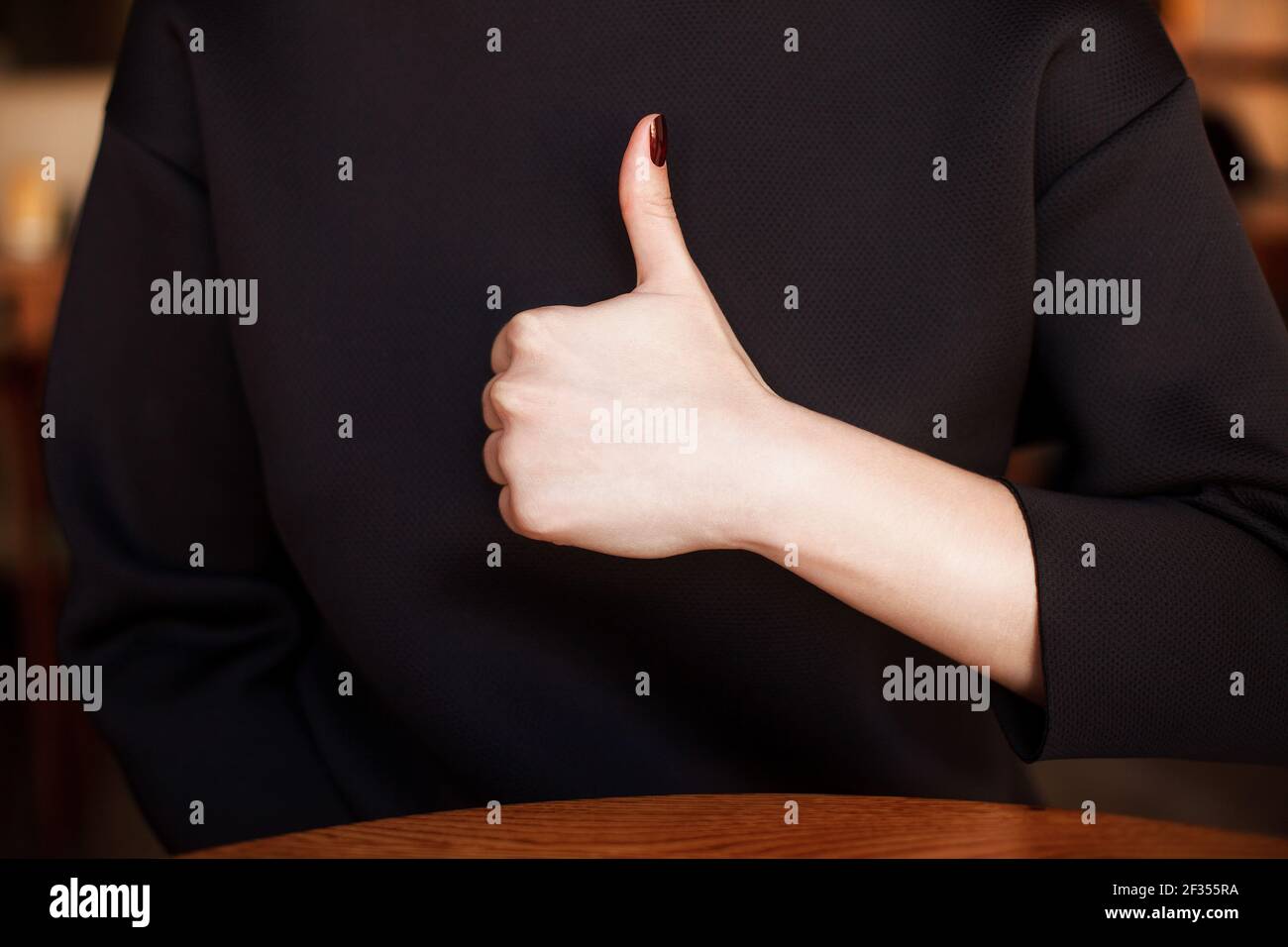 La main féminine showing Thumbs up sign Banque D'Images