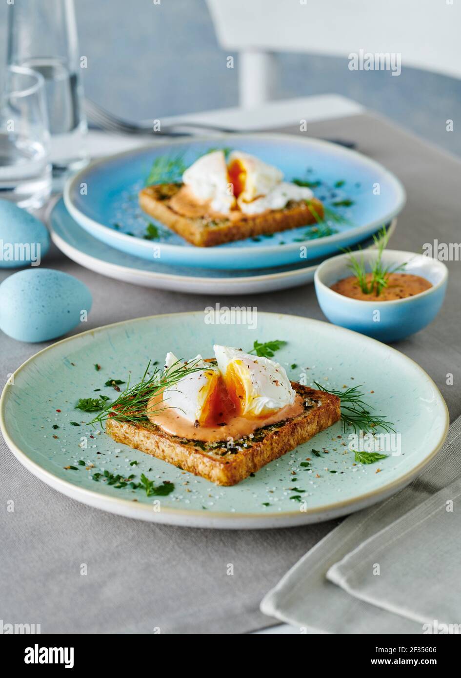 Toast aux herbes avec œuf poché droits britanniques ET IRLANDAIS SEULEMENT, AUTRE CONTACT DROIT EWASTOCK.COM Banque D'Images